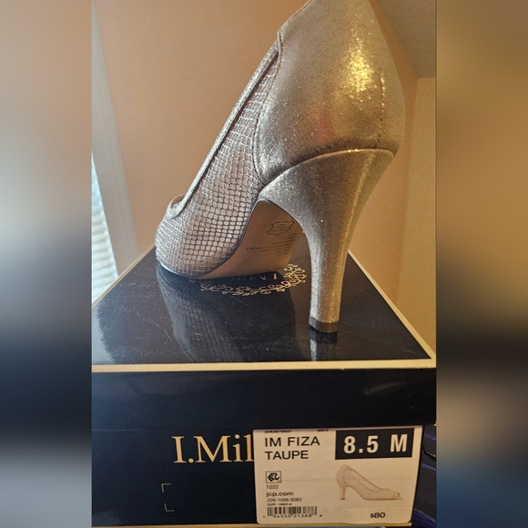 Gold high heals size 8.5 - Picture 2 of 4